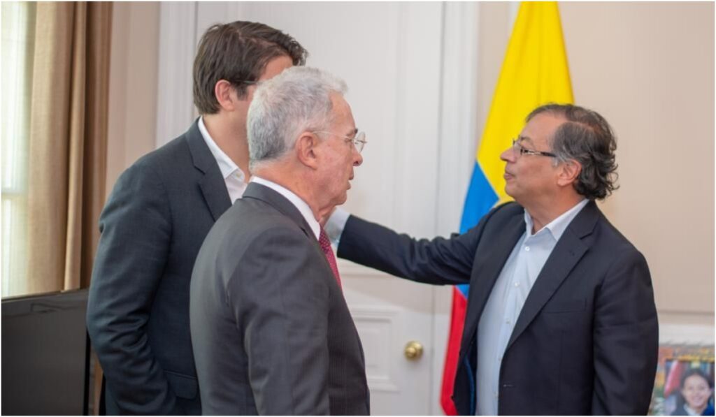 Álvaro Uribe y Miguel Uribe, en el despacho presidencial. Foto: prensa Gustavo Petro 