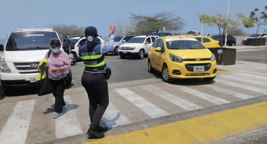 Imagen de agentes de tránsito a propósito del pico y placa en Santa Marta para hoy 28 de septiembre: ojo a las restricciones