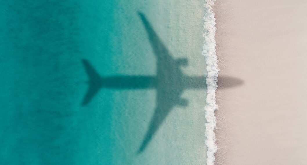 Playa y avión. Nota sobre el Día Mundial del Turismo.