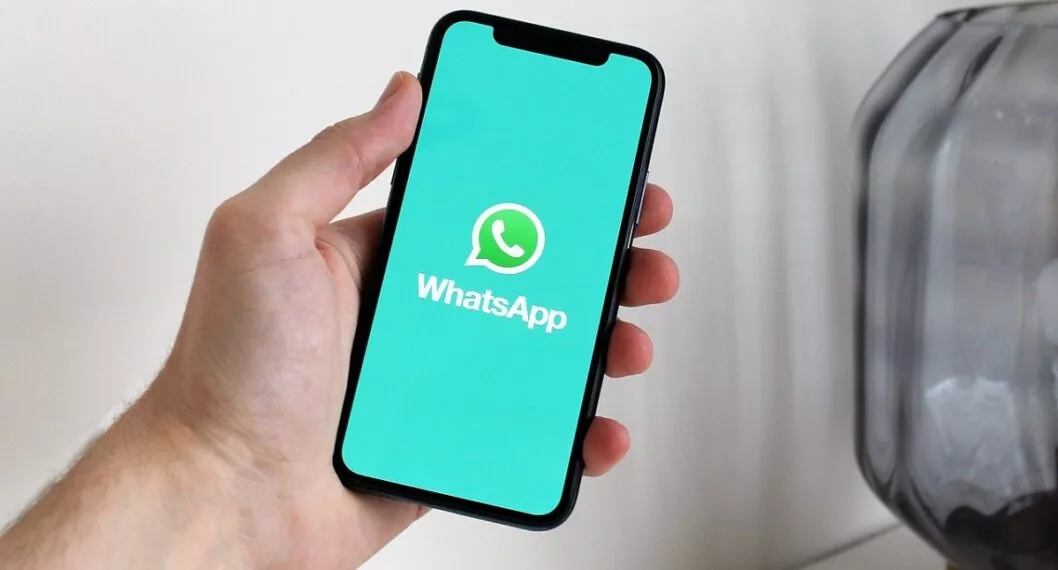 Celular con WhatsApp ilustra nota sobre cambios que tendrá la aplicación, según Mark Zuckerberg 