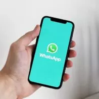 Celular con WhatsApp ilustra nota sobre cambios que tendrá la aplicación, según Mark Zuckerberg 