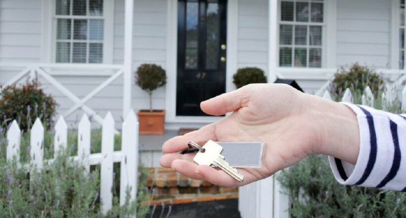 Foto de una persona sosteniendo llaves de su casa a propósito del subsidio de vivienda Jóvenes Propietarios