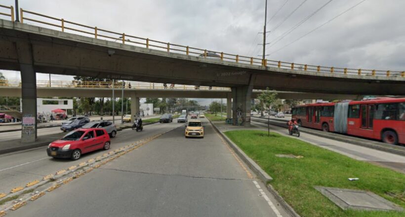 Este miércoles se registró un grave accidente en la carrera 30 con calle 45 en Bogotá. Un motociclista cayó del puente.