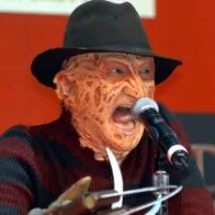 Así luce Robert Englund, actor que interpretó a Freddy Krueger hace 38 años en la película de terror  'La pesadilla de la calle Elm', de 1984.