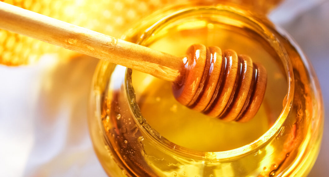 Miel de abejas. Nota sobre la receta para una mascarilla para el rostro con este ingrediente.