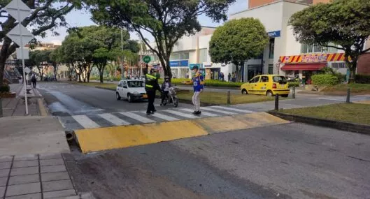 Imagen del tránsito, a propósito del pico y placa Bucaramanga hoy viernes 30 de septiembre para carros, taxis y motos