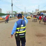 Imagen de un agente de tránsito, a propósito del pico y placa en Cartagena hoy viernes 30 de septiembre para carros y taxis
