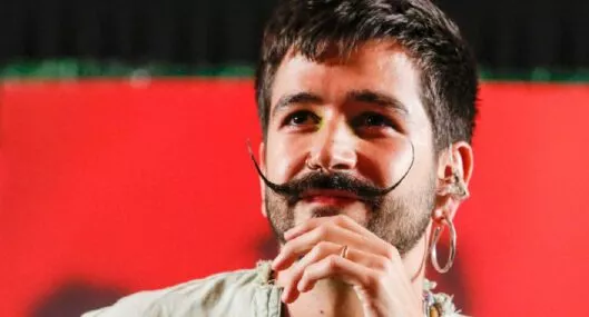 Foto de Camilo Echeverry, cantante colombiano, a propósito de su confesión de cómo peinar su bigote.
