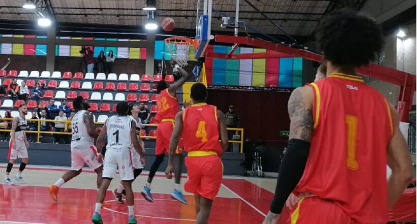 El partido de Piratas y Cóndores, en la liga de baloncesto, terminó en incidentes en Soacha.