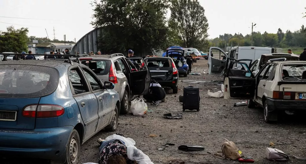 Vehículos destrozados por bombardeo de Rusia en Ucrania.