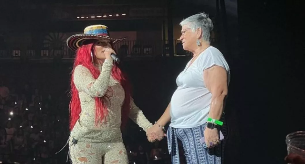 La cantante colombiana Karol G tuvo una sorpresa en uno de sus conciertos por Estados Unidos al encontrarse una abuelita fan que la cautivó. 