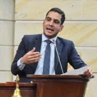 El senador Álex Flórez, investigado por un episodio mientras estaba ebrio en Cartagena.