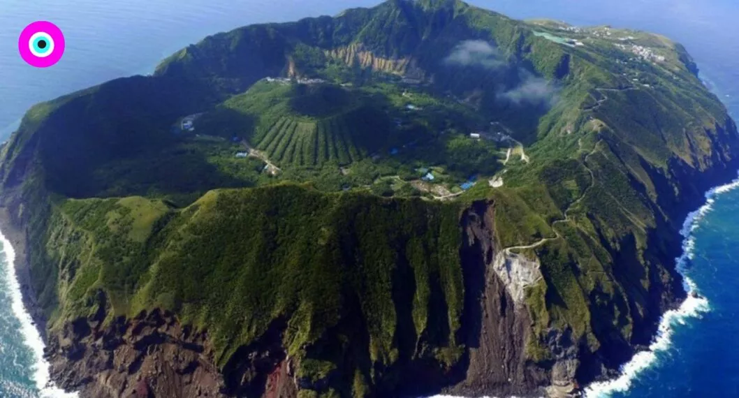 Imagen de Aogashima, la recóndita isla en la que un pueblo vive dentro de un volcán