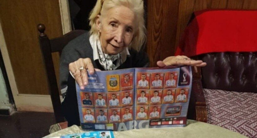Foto de abuela que llenó el álbum Panini con el dinero de su pensión en Argentina.