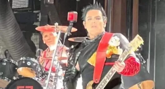 El famoso Dr. Simi se apareció en uno de los conciertos de la banda de Metal Rammstein en México. Uno de los peluches se le trepó al vocalista. 