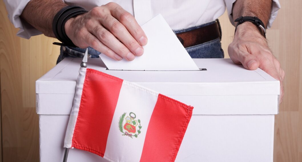Un voto y la bandera de Perú. Nota sobre los candidatos para las elecciones regionales.