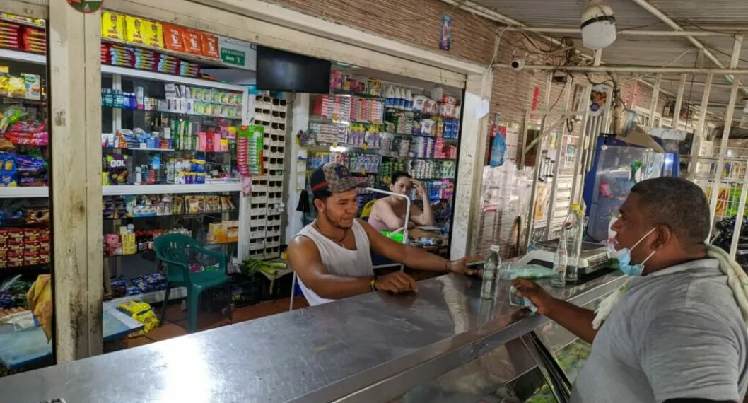 Imagen de un tienda de barrio, a propósito que Reforma tributaria aumentaría precios de tenderos y consumidores en el país