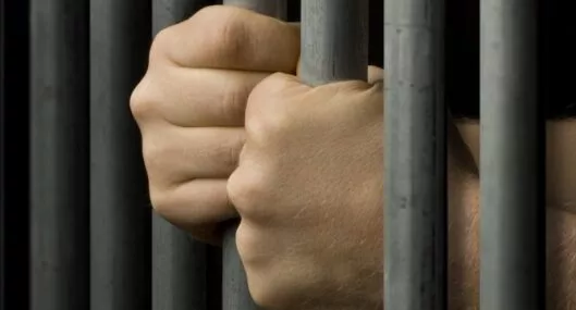 Imagen ilustrativa de una persona en una cárcel.