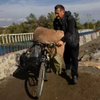 Foto de un migrante ucraniano en bicicleta