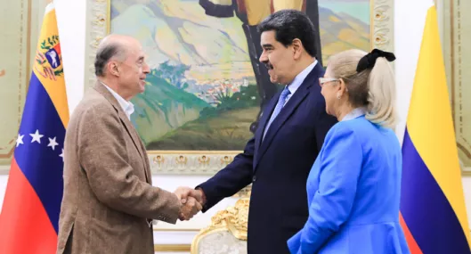 El canciller Álvaro Leyva y el presidente venezolano Nicolás Maduro.