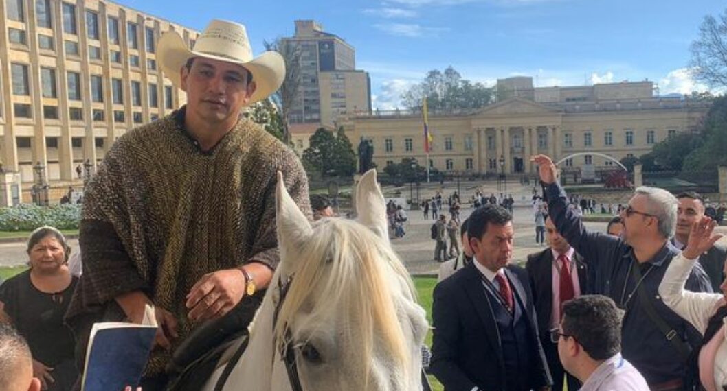 Alirio Barrera, senador que entró a caballo al Congreso, votó NO al cuidado animal