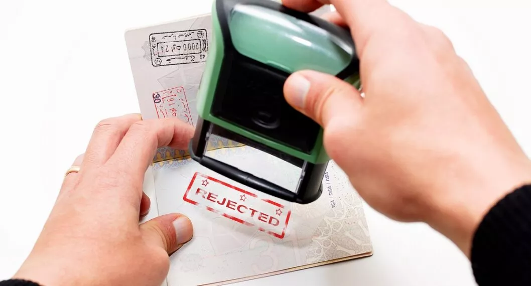 Sello de visa denegada en pasaporte ilustra nota sobre qué hacer cuando le rechazan la visa de Estados Unidos