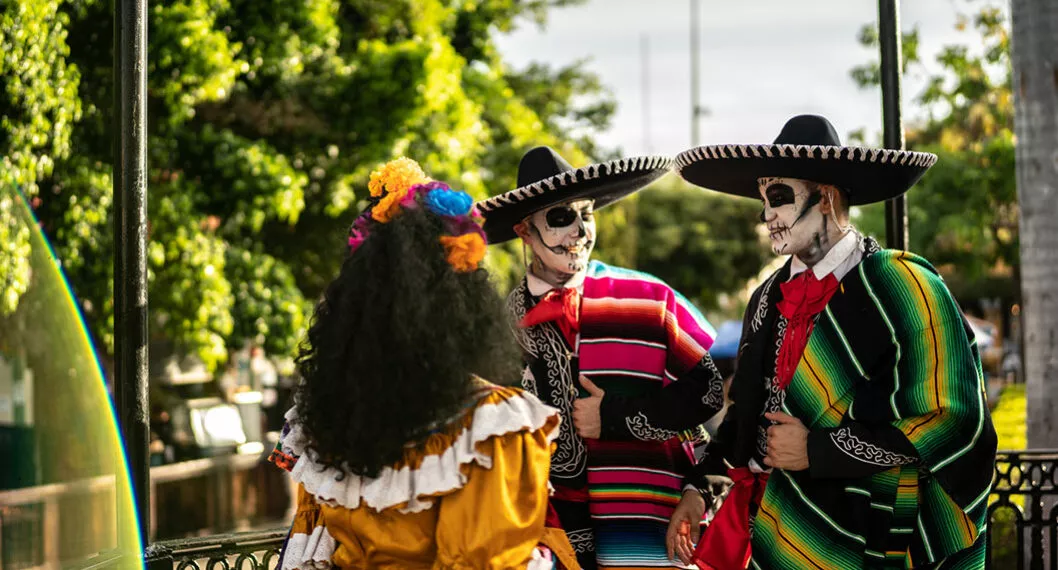 Celebración mexicana del Día de los Muertos. Nota sobre esta festividad en Latinoamérica.