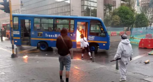 Vándalos quemaron un bus del SITP durante protestas en la Universidad Pedagógica, en Bogotá. 100 personas bloquearon la vía. 