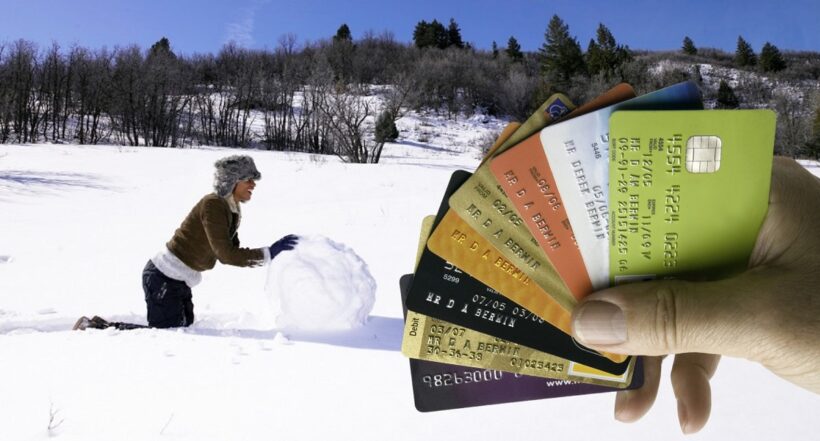Mujer con bola de nieve u tarjetas de crédito ilustran nota sobre qué es el método 'bola de nieve' para pagar más rápido las deudas
