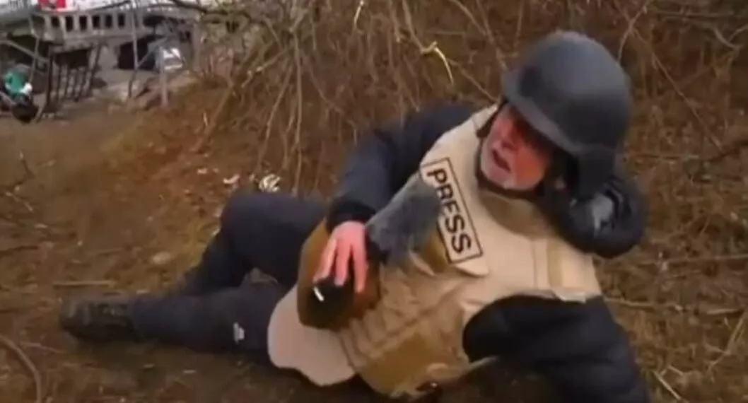 Foto de periodista en Ucrania, en video viral de periodista en Ucrania bajo ataque que es cuestionado por imágenes.