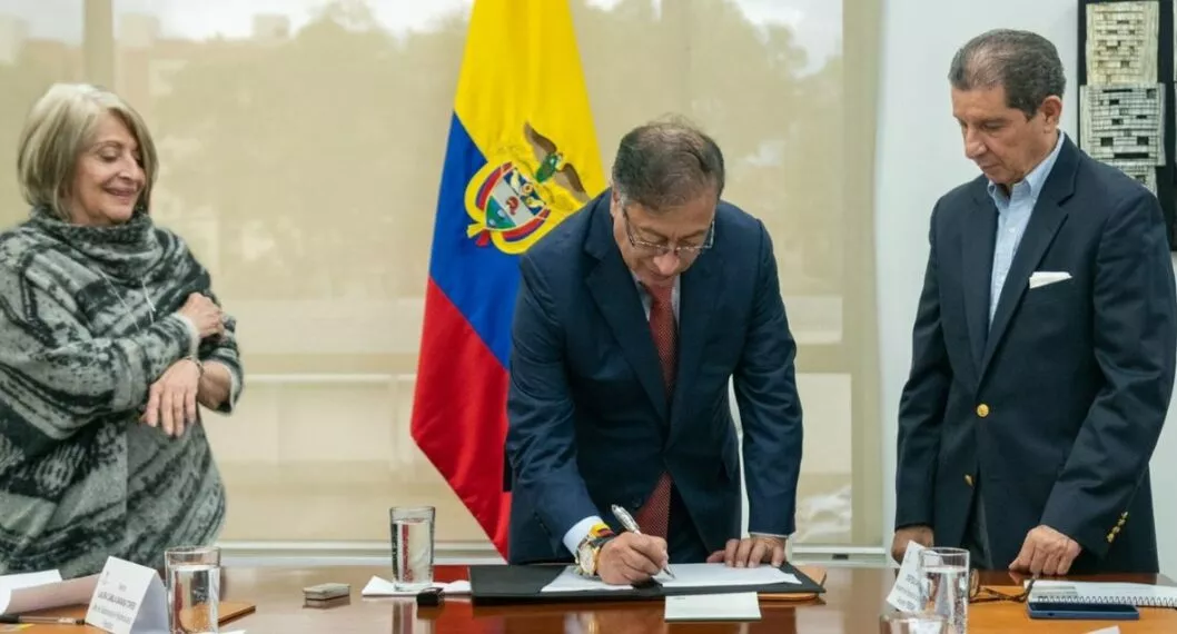 El presidente Gustavo Petro y José Félix Lafaurie, de Fedegán, firmaron el documento que acredita la compra de tierras al sector ganadero.