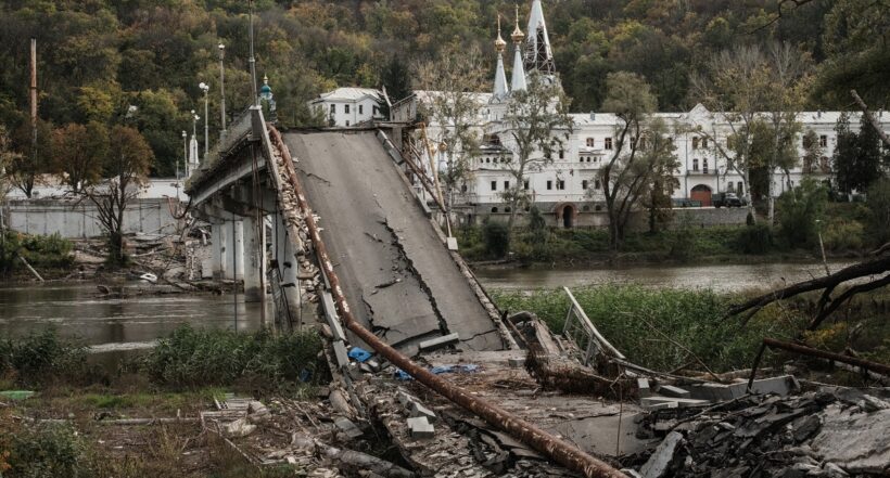 Imagen de puente destruido en Ucrania ilustra artículo "Muchas" ciudades de Ucrania fueron bombardeadas, incluida Kiev