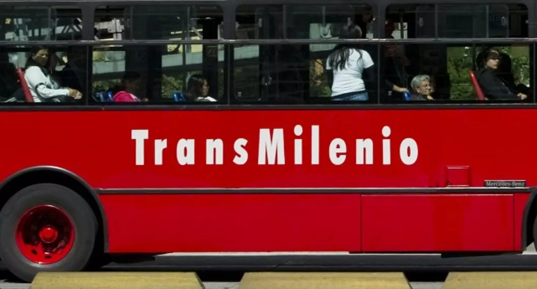Imagen de bus de Transmilenio ilustra artículo Absurdo asesinato de un niño de 14 años en Transmilenio