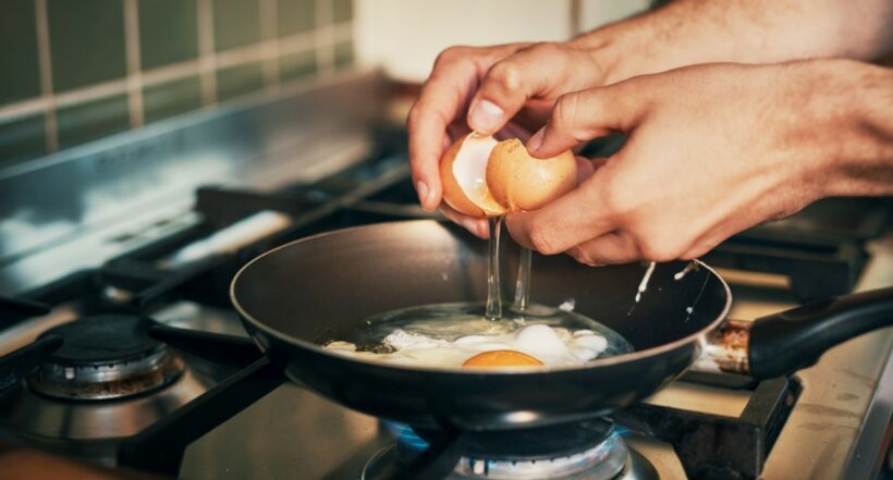 Cómo preparar huevos fritos sin que salte el aceite: un simple truco evitará las quemaduras y solo consiste en agregar sal antes que los huevos. 