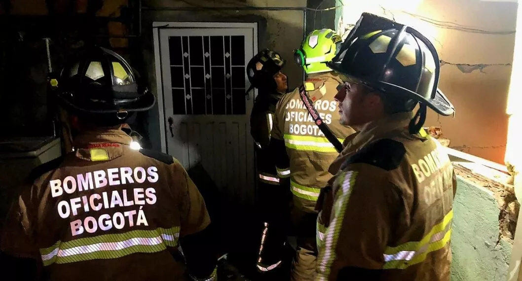 Unidades de bomberos atienden explosión en Bogotá.