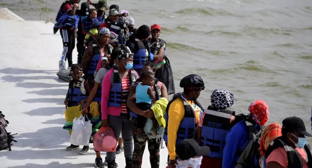 Imagen de migrantes en playas de Necoclí ilustra artículo Migrantes venezolanos inundan a Necoclí tras reapertura de frontera