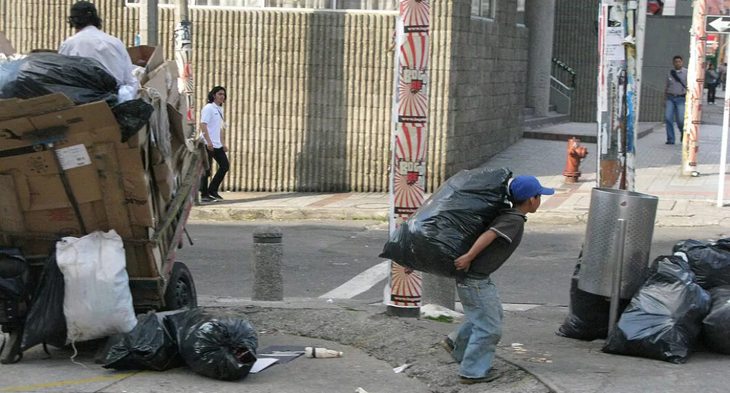 Imagen ilustrativa de un menor cargando una bolsa, como las que usan criminales para deshacerse de cadáveres en Bogotá.
