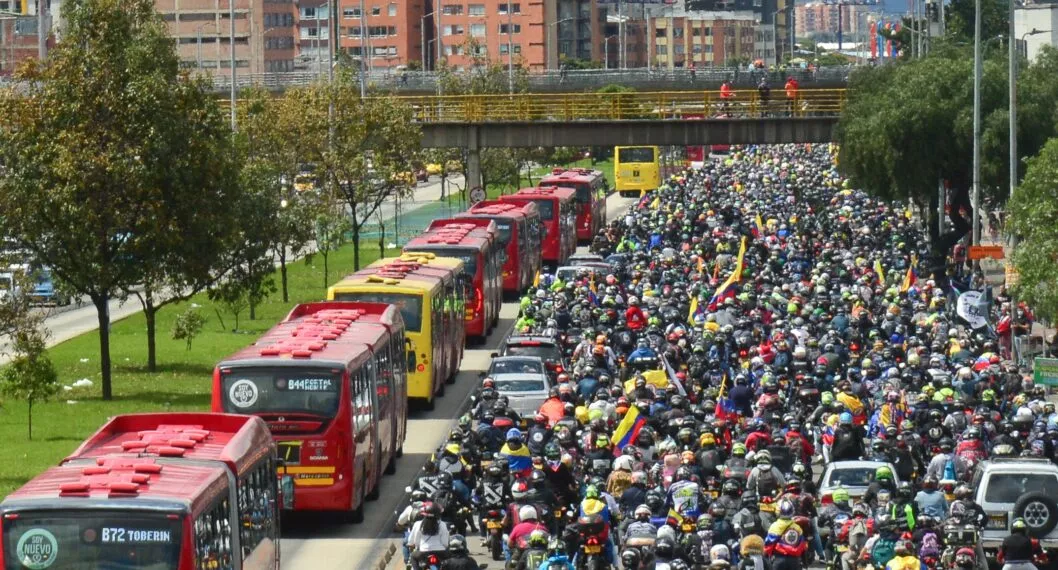 Protestas de motos en Bogotá hoy 12 de octubre: trancones en la capital y cómo está Transmilenio.