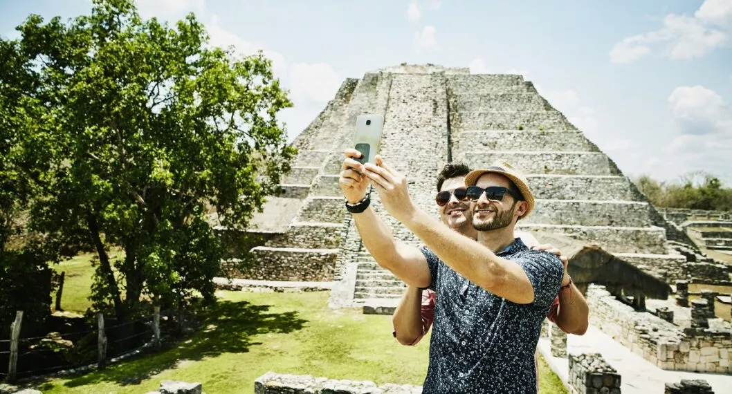 Pareja turisteando en México ilustra nota sobre cuánto dinero hay que llevar 