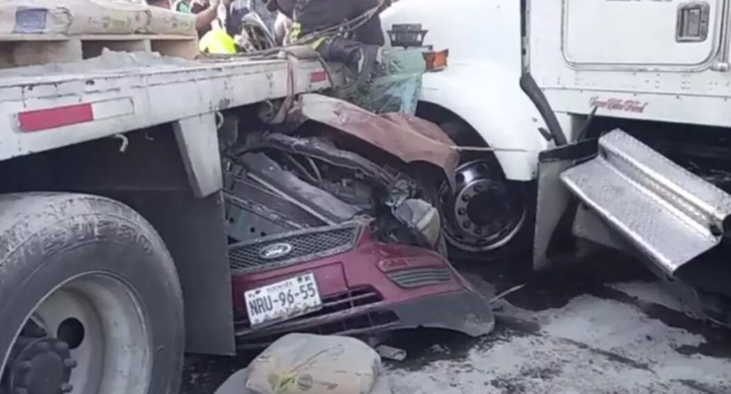 Carro quedó debajo de dos camiones en grave accidente que se presentó en México. En el incidente un abuelo se salvó de milagro. 