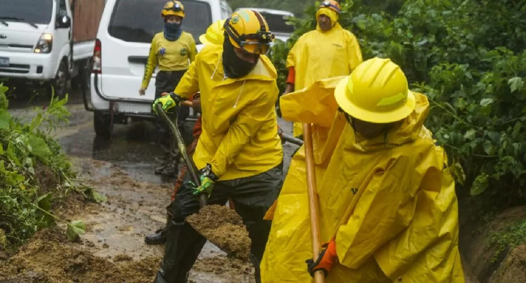 Foto de bomberos recogiendo escombros a propósito de los cambios climáticos extremos en el mundo.