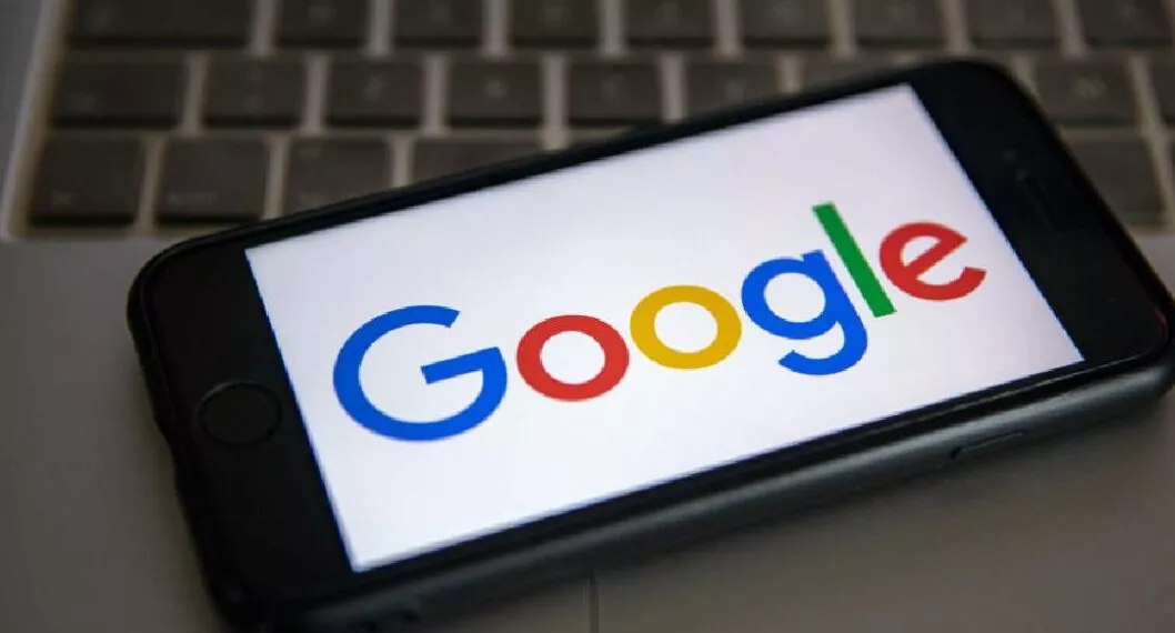Foto de un celular con el logo de la marca Google.