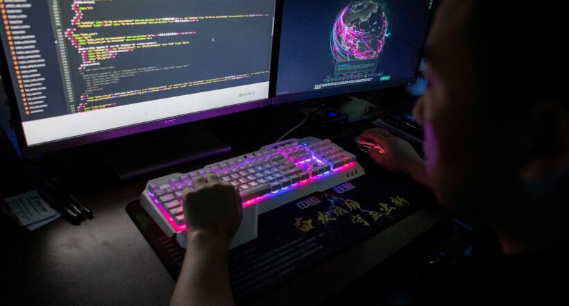 Imagen de hombre frente a computador ilustra artículo Australia investiga filtración en Colombia de operativos incluso de narcotráfico