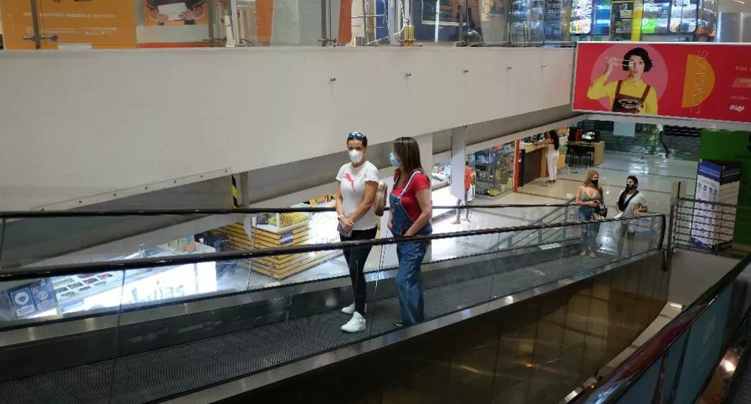 Foto de personas en Centros comerciales, en nota de Centros comerciales en Colombia: qué consumen personas que solo van a vitrinear