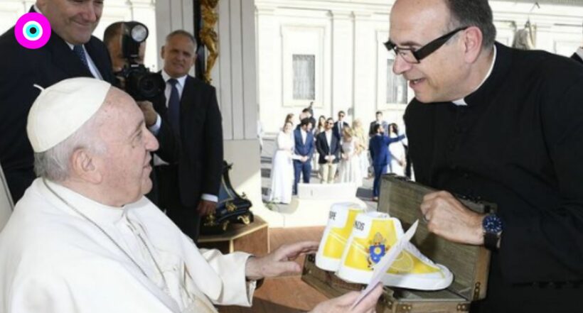 Le regalaron al papa Francisco unos zapatos Nike personalizados 