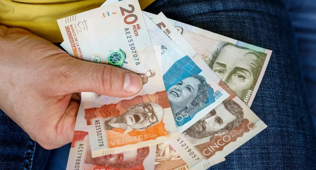 Imagen de billetes que ilustra nota; Peso colombiano, ante dólar, cayó más que monedas de Ghana y Gambia