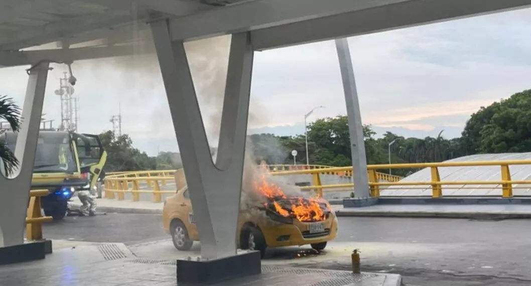 Un taxi se incendió en Barranquilla y los bomberos no tenían ni agua para apagar la conflogración. Las llamas duraron cerca de media hora sobre el vehículo