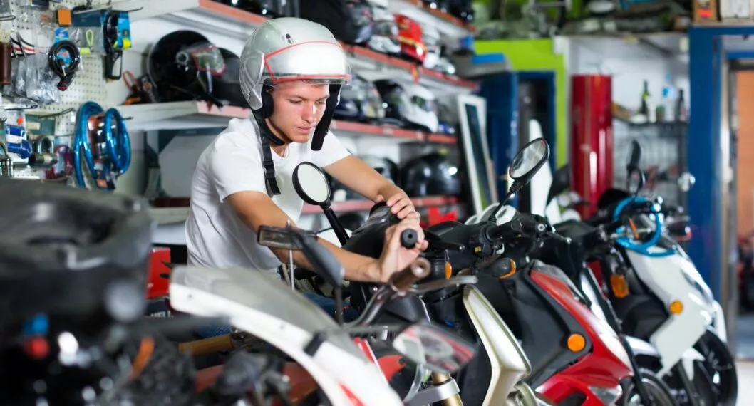 Hombre probando una moto ilustra nota sobre nueva resolución para venta de motos en Colombia