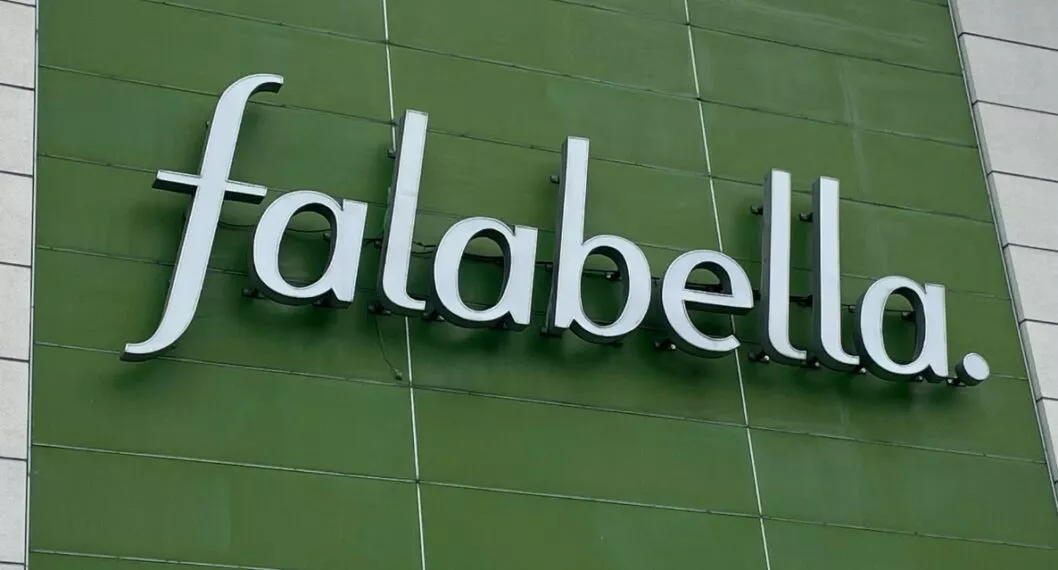 Imagen del logo de Falabella ya que cerraría tiendas en Colombia por restructuración comercial