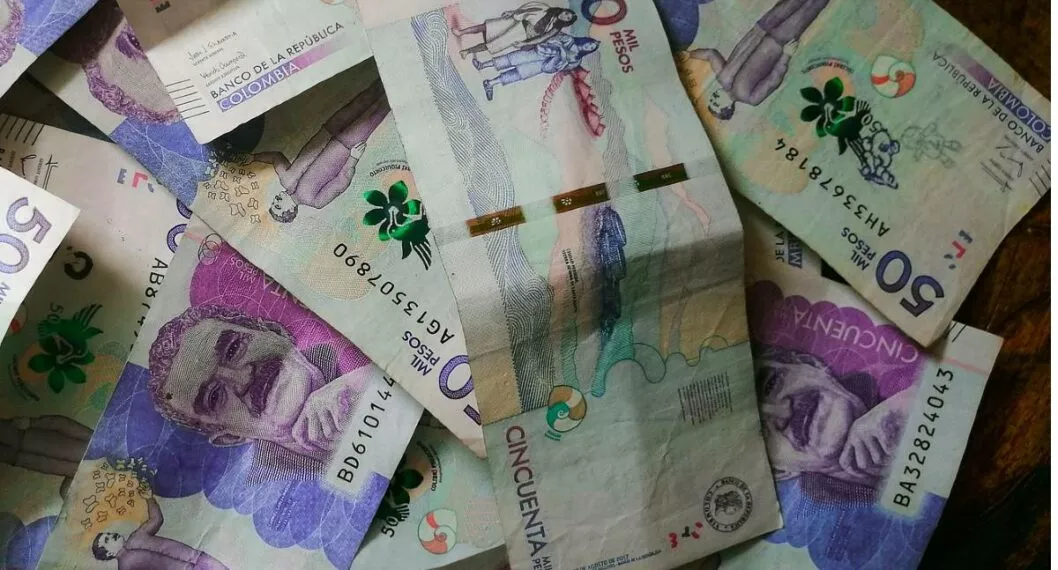 Foto de referencia de billetes de 50.000 pesos colombianos